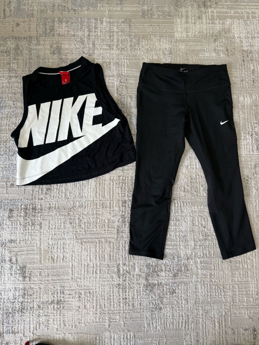 Nike Cropped Top and Leggings - Picture 1 of 3